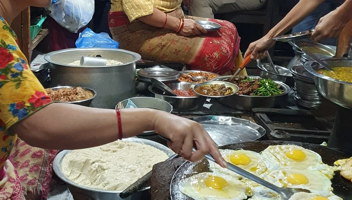 Lokales Mittagessen beim Besuch in Patan | © DAV-LU / Axel Petermann