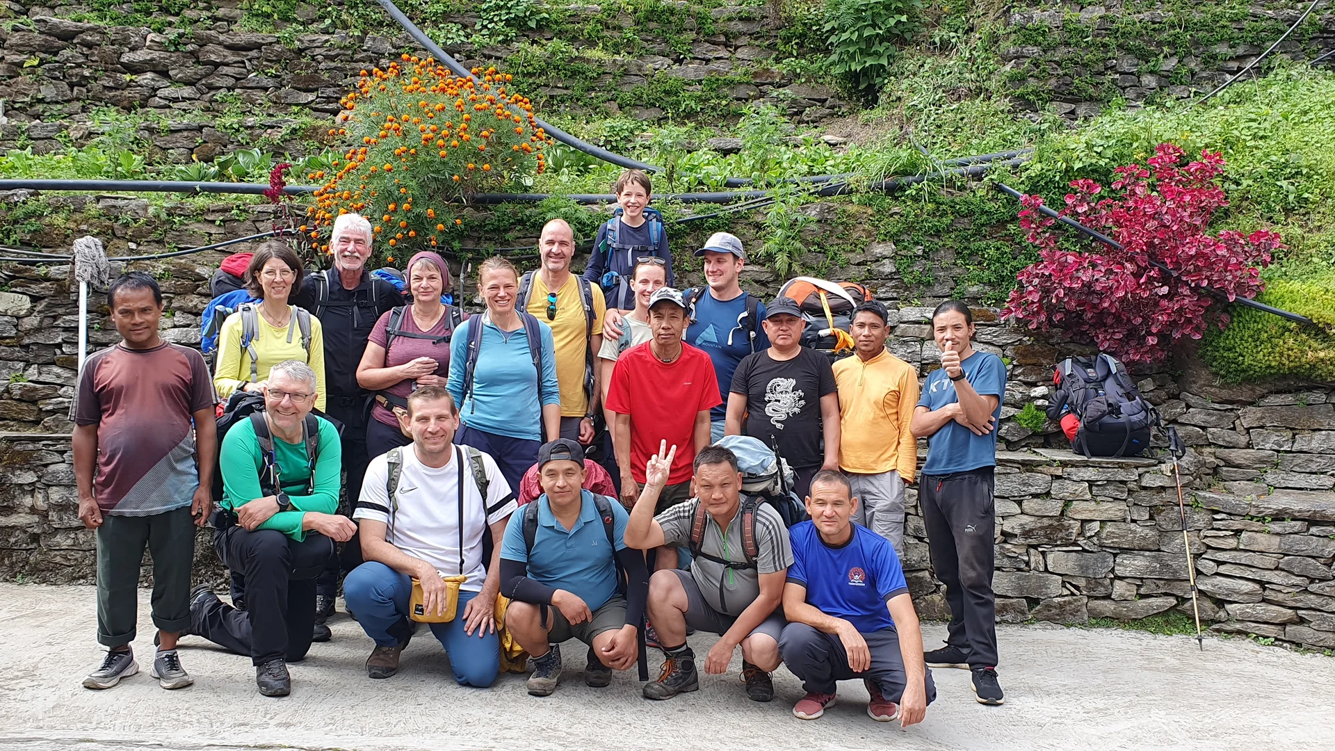 Die ganze Gruppe inkl. Träger und Guides auf dem Weg nach Ghorepani | © DAV-LU / Axel Petermann
