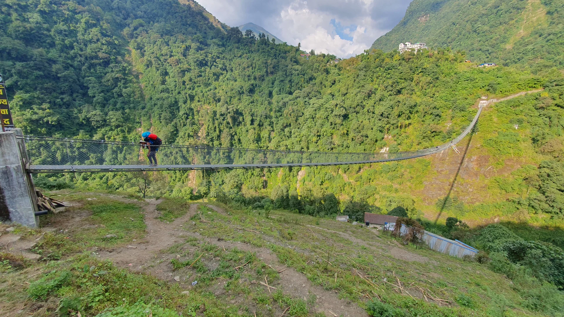 280m lange Hängebrücke auf dem Rückweg | © DAV-LU / Axel Petermann