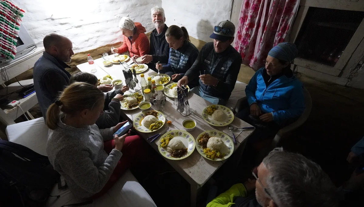 Abendessen mit Dal Bhat | © DAV-LU / Axel Petermann