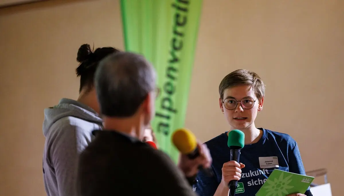 Gemeinsamer Austausch zwischen drei Mitarbeitenden des DAV. | © DAV /  Johanna Felber