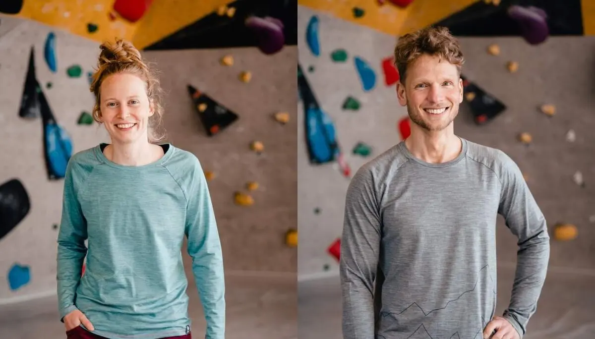 Neue Kollektion im DAV-Shop: Zwei Personen mit DAV-Shirts | © DAV / Marisa Koch